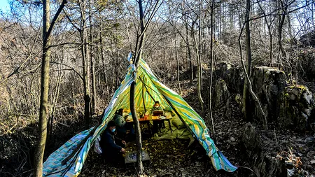 ȘCOALA în timpul PANDEMIEI. Cum elevii din întreaga lume s-au adaptat la învățarea de la distanță în plină criză a coronavirusului: Mi-a făcut mama un cort la marginea satului. Doar acolo aveam semnal bun la internet