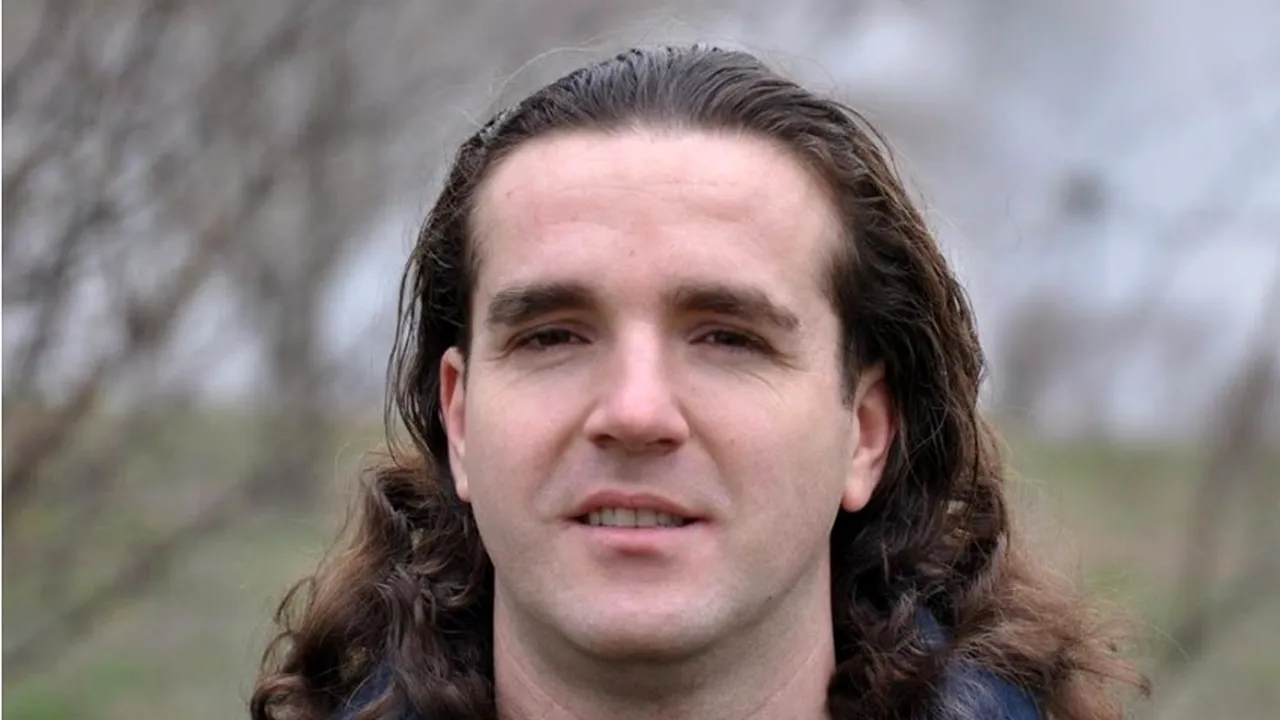 DESTIN. Bărbatul împușcat de polițiști era poet. Ce versuri publica în clipele sale de depresie!