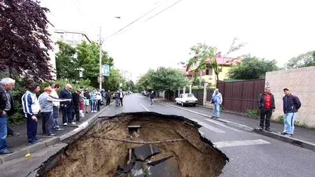 CRATER DE 10 METRI lungime pe o stradă din Galați. Pe stradă au fost făcute reparații de sute de mii de euro, anul trecut. FOTO+VIDEO