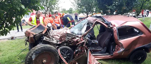 Un adolescent din Arad care conducea un tractor a lovit o mașină și a ucis două persoane | Imagini șocante de la fața locului