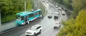 ATENȚIE, IMAGINI ȘOCANTE! Un tramvai scăpat de sub control a aruncat pasageri în fața mașinilor, apoi s-a ciocnit de un alt tramvai, în Rusia