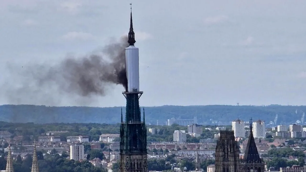 A luat FOC turla celebrei catedrale din Rouen. Primar: „Toate resursele publice sunt mobilizate”