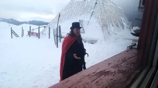 FOTO-VIDEO. Un turist îmbrăcat în vânător de vampiri, „încălzit” de o sticlă de alcool, oprit de salvamontiştii din Buşteni: „E Dracula, după o lună în Vaslui”