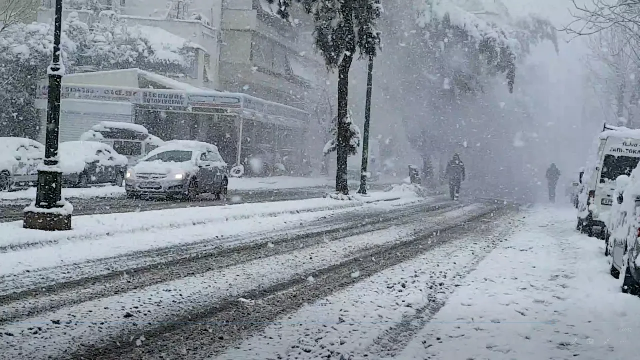 VREMEA a luat-o razna. Spania, de la caniculă la ninsori abundente / Furtuni violente în SUA | VIDEO