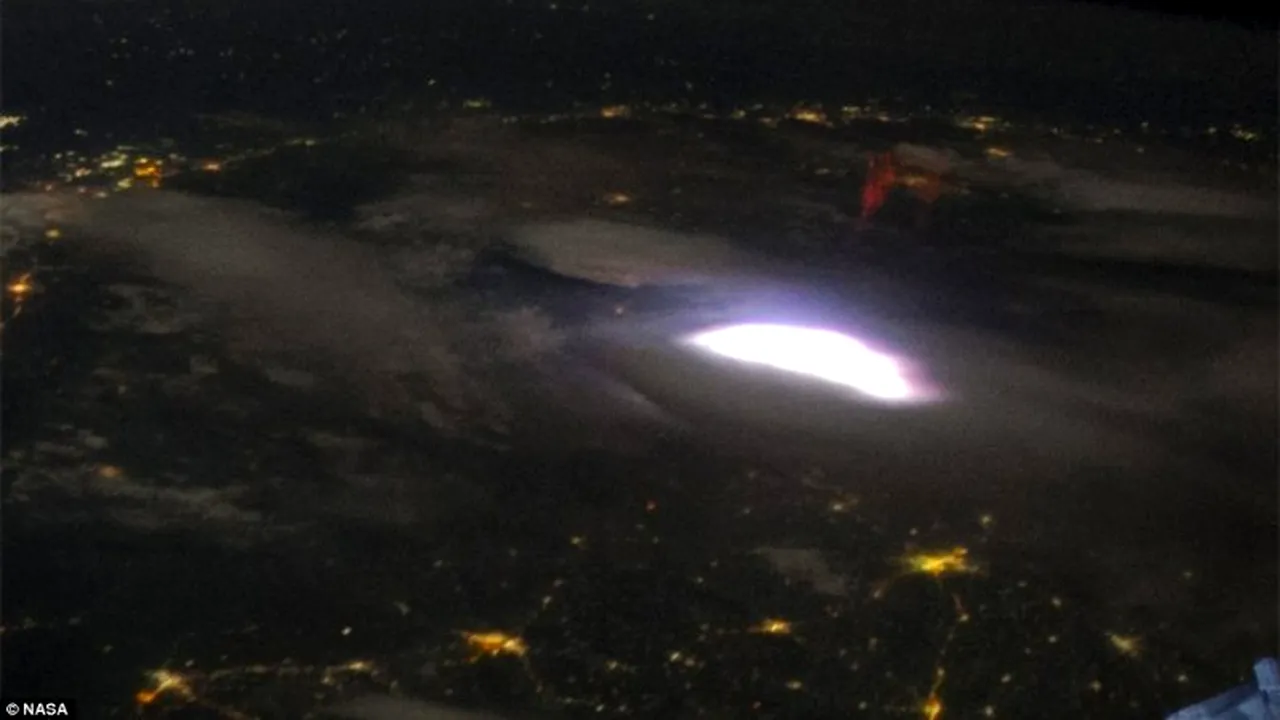 Fenomen atmosferic misterios surprins de astronauți deasupra unei furtuni. FOTO