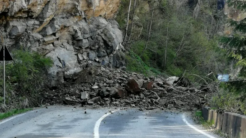 Transalpina: Circulație închisă temporar pe două porțiuni de drum din cauza unor căderi de pietre