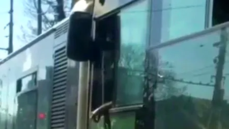 Legea, deja fumată: șofer RATB, prins trăgând din țigară la volan
