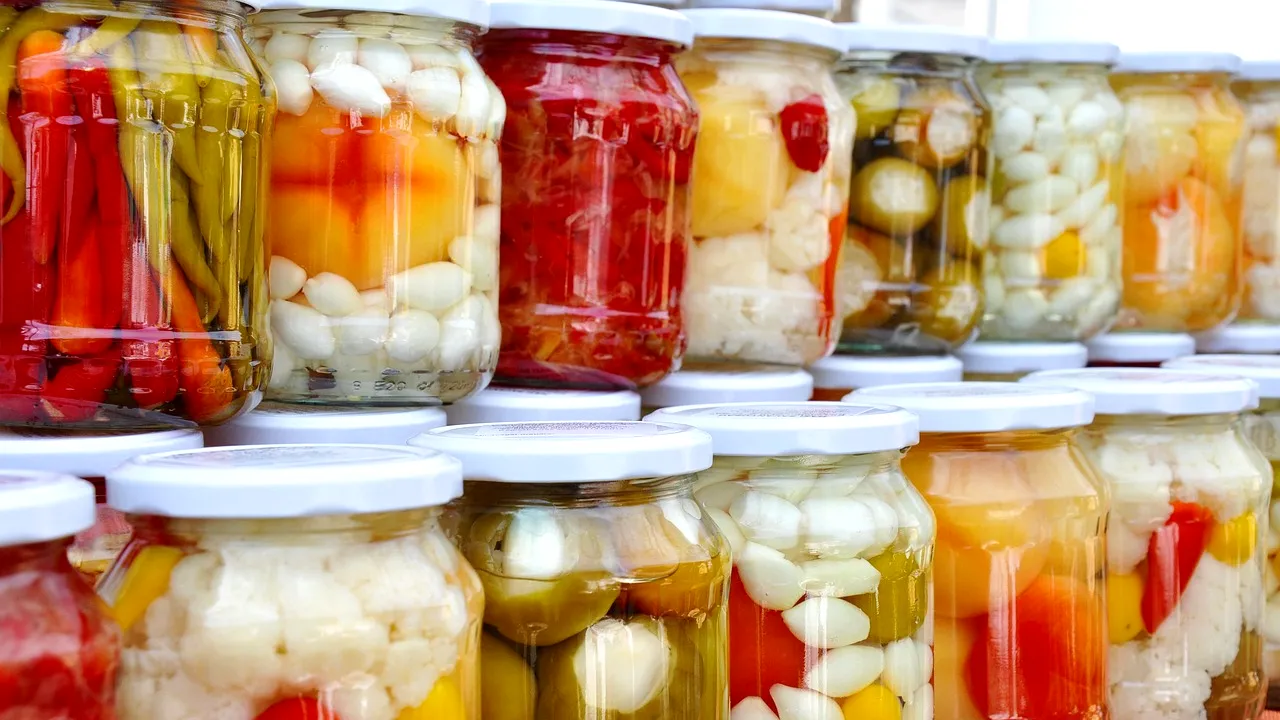 De ce este bine să depozitezi borcanele cu murături răsturnate