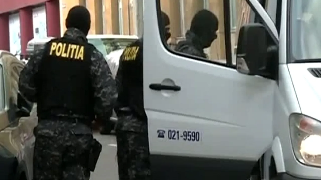 Un bărbat care s-a certat cu soția s-a urcat pe un stâlp de electricitate și amenință că se sinucide