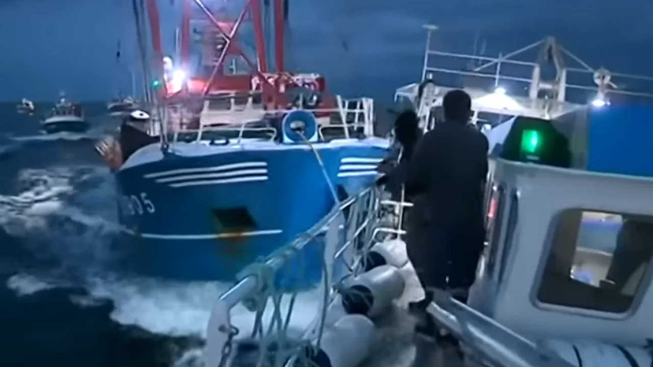 Război pe MARE între britanici și francezi. Mărul discordiei: SCOICILE din apropierea coastei Normandiei. 

 