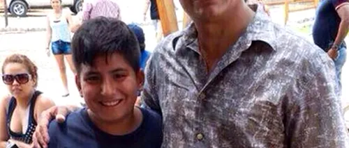 Președintele Ecuadorului a acceptat să facă o fotografie cu un tânăr admirator, însă i-a scăpat un DETALIU. Imaginea a devenit virală pe Internet