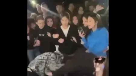 VIDEO | Bătaie cruntă între două fete, pentru un băiat, în zona City Park Mall din Constanța