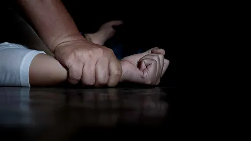 Caz incredibil în Neamț. O adolescentă a fost violată de fratele şi de tatăl ei. Fata a rămas însărcinată