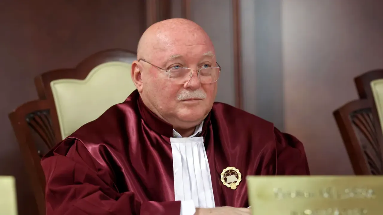 Un judecător CCR, implicat într-un nou scandal. Este acuzat că a fost într-o deplasare cu un avion privat alături de mai mulți politicieni și oameni de afaceri