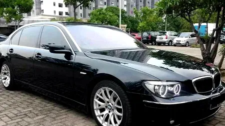 O femeie de afaceri din China a dorit să-și cumpere un BMW cu un sac de mărunțis. De câte ore au avut nevoie angajații ca să numere cele 100.000 de bancnote