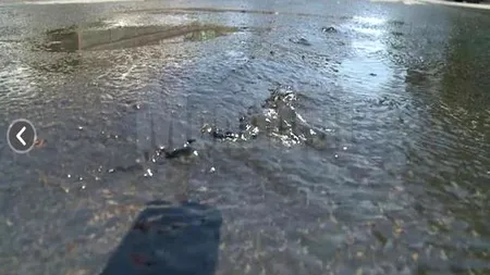 O stradă recent asfaltată din Suceava s-a transformat în 