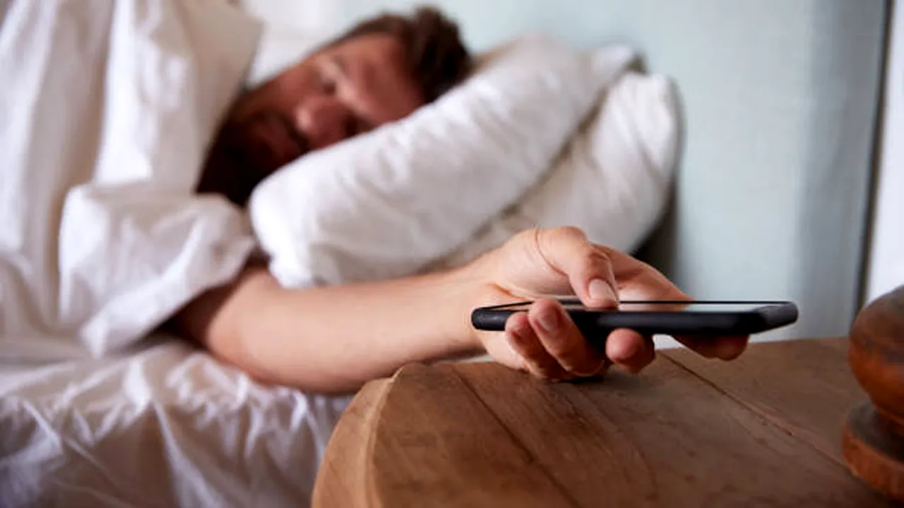 Cum a fost găsit un bărbat care a adormit cu telefonul în mână. Colegii de muncă, șocați când au ajuns la domiciliul acestuia