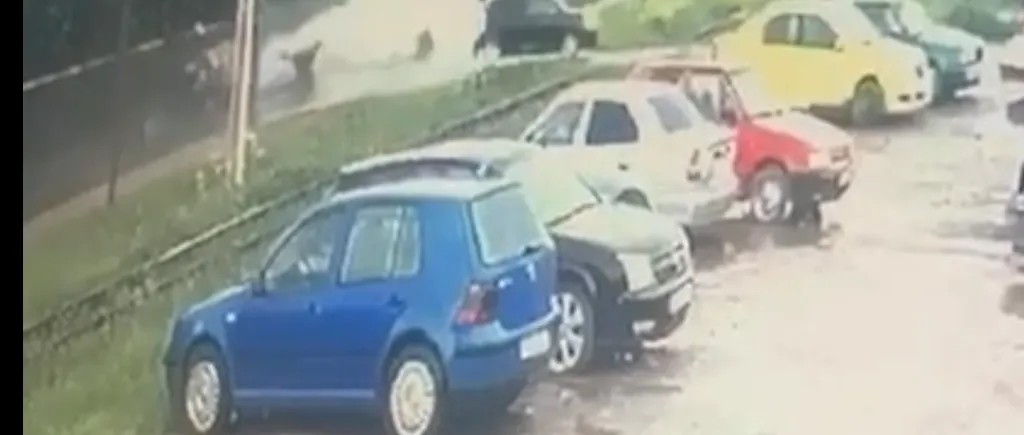 VIDEO | Accident grav în Neamț, cu opt victime, surprins pe camere. Două mașini se ciocnesc frontal