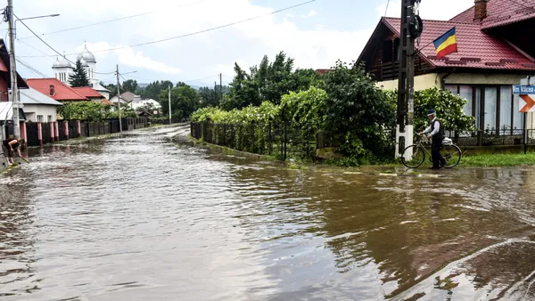 După valul de temperaturi extreme, vin vijeliile în România. Cod galben de inundații pe râuri din 19 județe