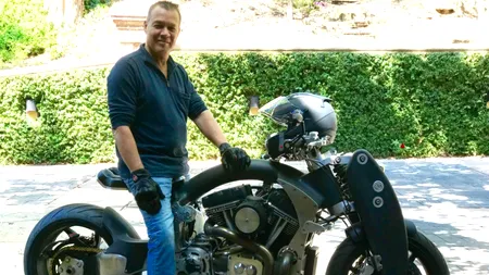 Un rocker celebru suferă de cancer la gât și urmează de cinci ani un tratament