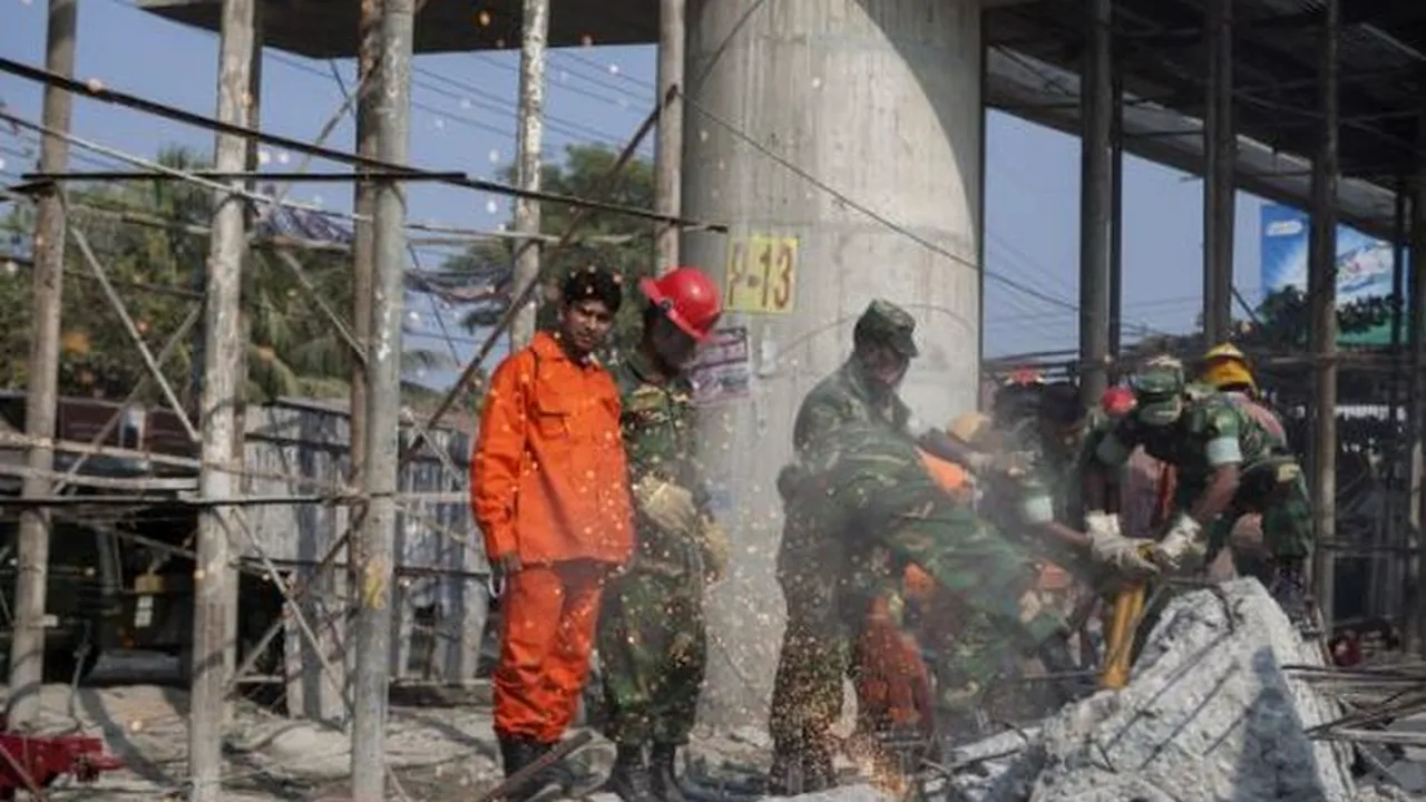 Cel puțin 13 morți în Bangladesh, după ce o șosea suspendată s-a prăbușit