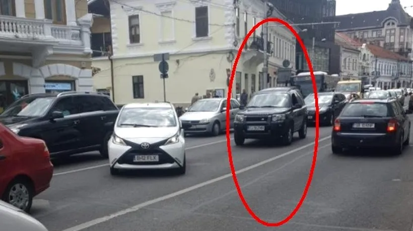 UPDATE Caz bizar în Cluj-Napoca: Un SUV a rămas în mijlocul străzii și a încurcat circulația după ce șoferul a fost reținut de poliție
