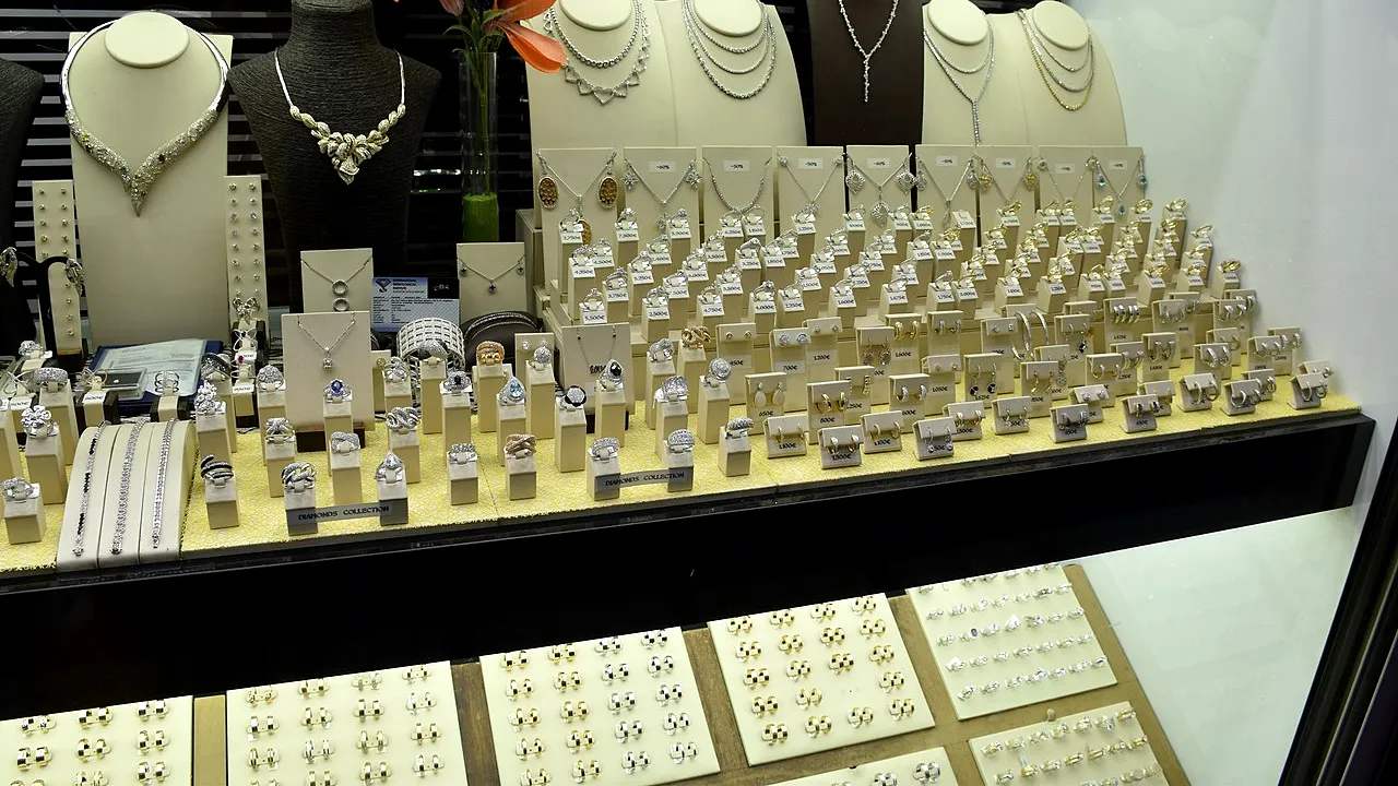 TIMIȘOARA. A dat cu spray paralizant într-un magazin și a furat mai multe lănțișoare