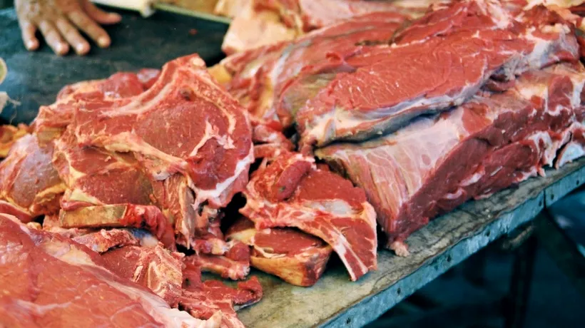 Peste patru tone de carne expirată, confiscată de polițiști de la depozite din Ilfov