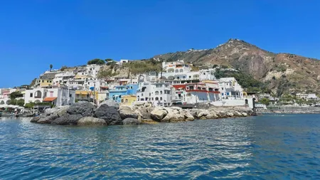 «Cel mai bine păstrat secret» al Italiei. Magnifica insulă considerată o Coasta Amalfi mai ieftină
