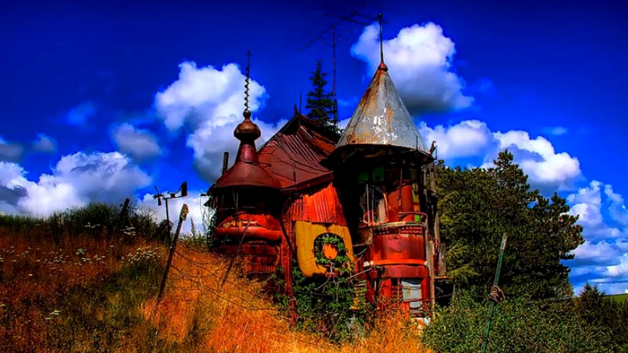 Un artist a construit un castel doar din materiale găsite la groapa de gunoi