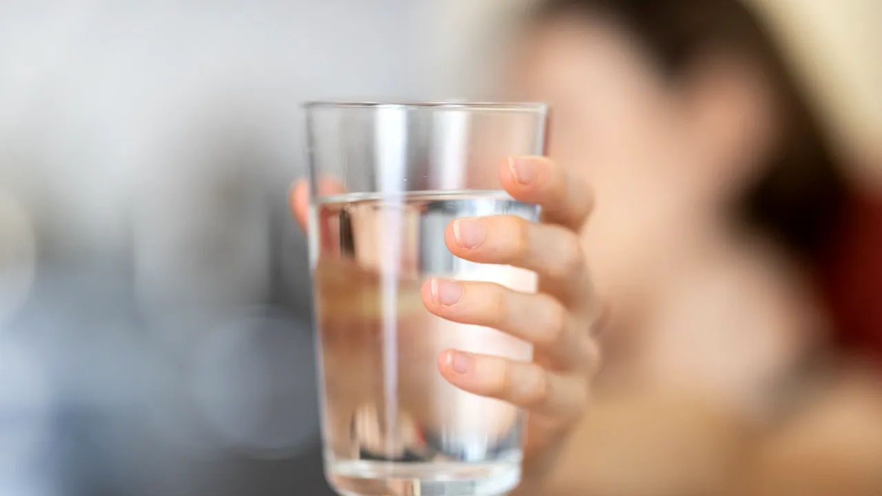 Ce se întâmplă în organismul nostru atunci când bem un pahar de APĂ pe stomacul gol. Nici cea mai tare cafea nu poate egala acest lucru