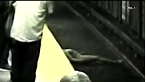 A căzut pe șinele metroului cu un minut înainte ca trenul să sosească. Ce i-a salvat viața. VIDEO