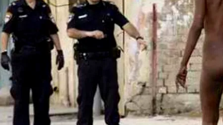 Umiliți de polițiști doar pentru că se îmbrățișau. Ce au fost puși să facă în văzul lumii