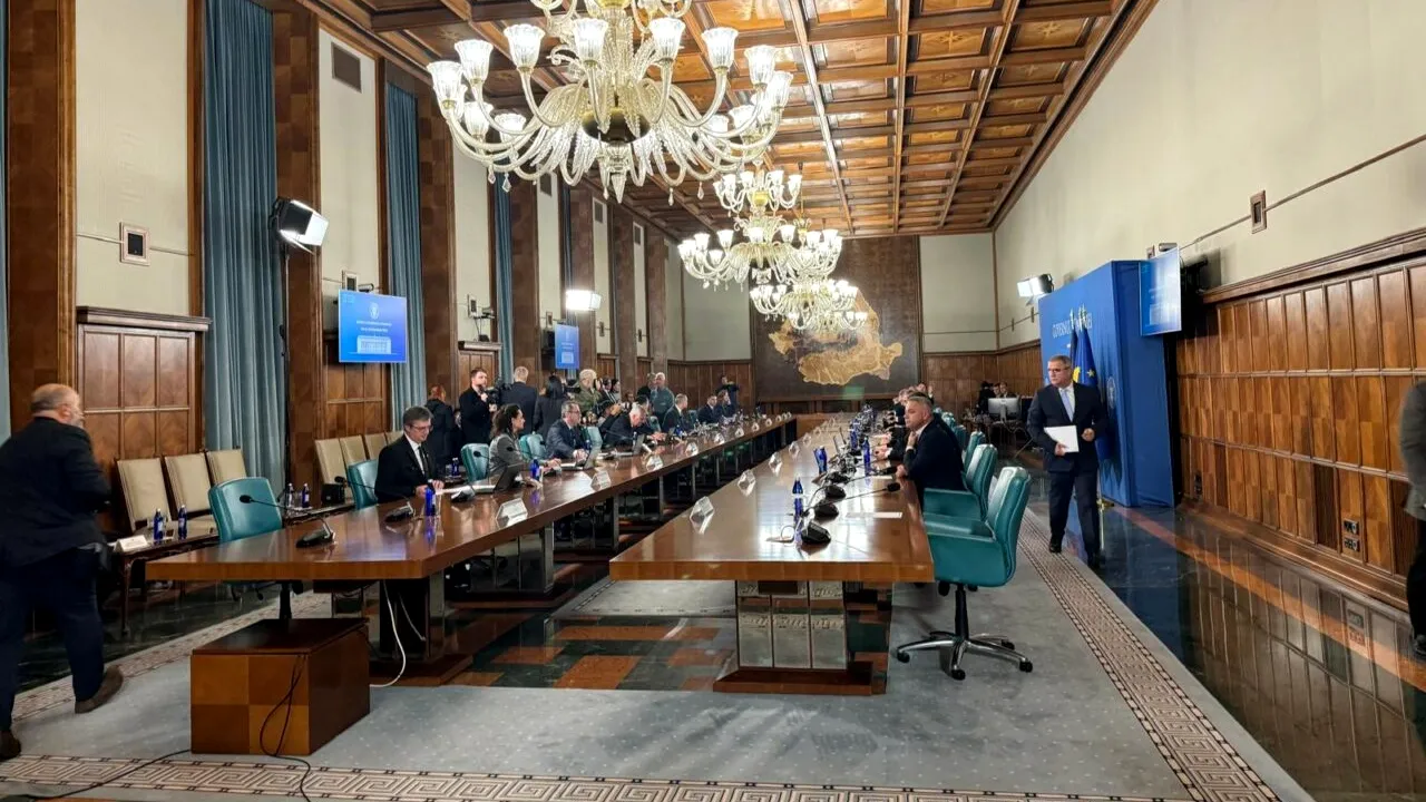 Prima ședință de guvern condusă de premierul Luca Niculescu. Miniștrii au ajuns la Palatul Victoria. Principalul subiect: deblocarea spitalelor