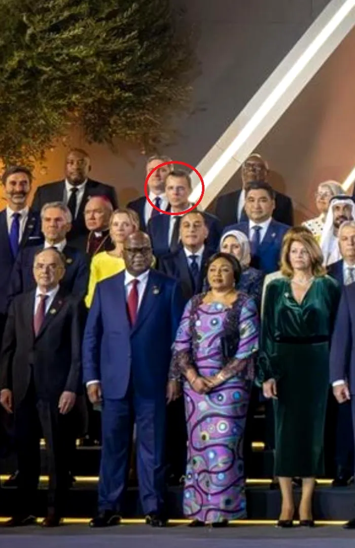 Ministrul Apărării, Ionuț Moșteanu, surprins la inaugurarea muzeului de Arheologie din Egipt. Oficialul român pare stingher printre înalții demnitari