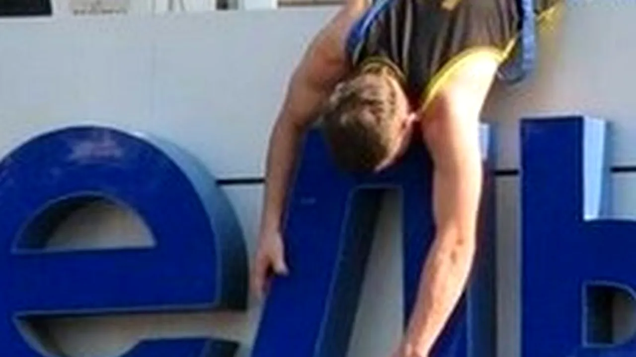 El candidează la titlul de cel mai inconștient muncitor din lume. Până și Dorel ar râde de el