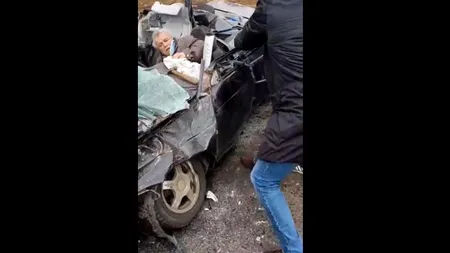 VIDEO| Imagini cutremurătoare pe străzile Kievului. Un tanc rusesc strivește o mașină condusă de un civil