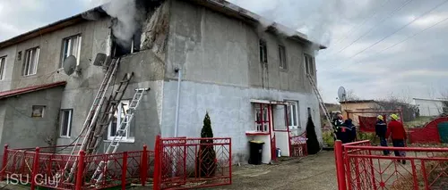 Bloc de locuinţe cuprins de flăcări, într-o localitate din Cluj! Locatarii s-au autoevacuat (FOTO)