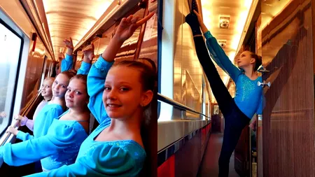 Traseul Timișoara- București, 17 ore pe calea ferată. Mai multe dansatoare s-au antrenat în tren: „Încalzire cu priveliște pentru concursul, la care oricum ajungem târziu