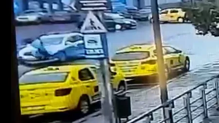 Adolescent din Bacău, lovit pe trecerea de pietoni de o mașină a Poliției. Băiatul a fost transportat, de urgență, la spital