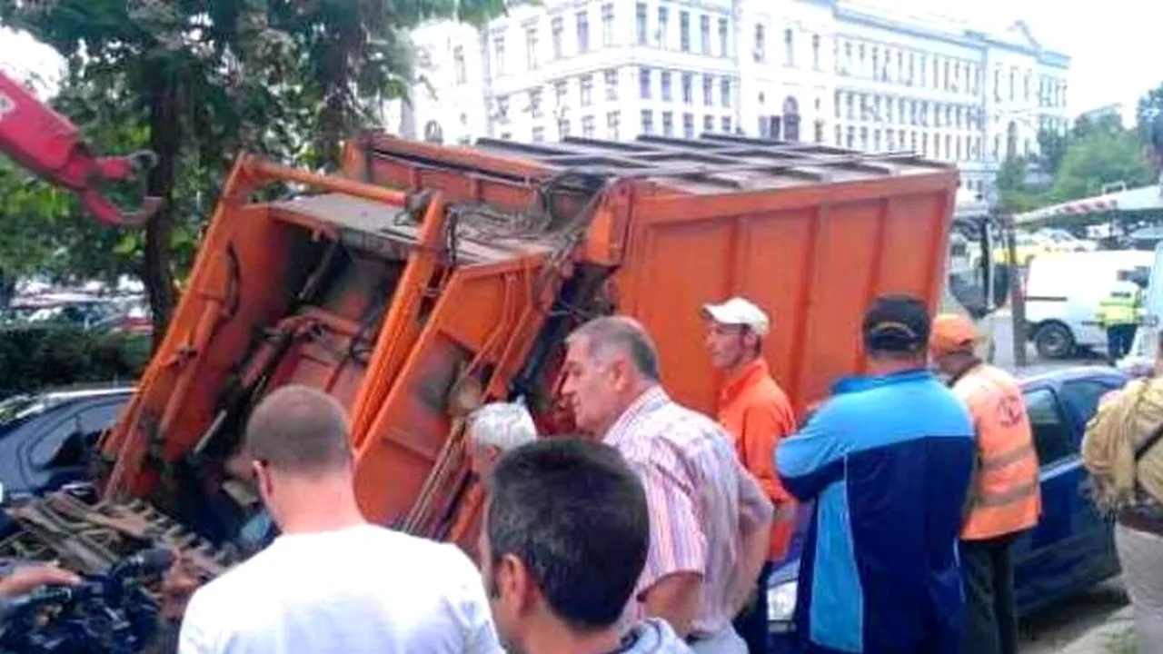 O mașină de gunoi a căzut într-o groapă de patru metri pătrați, după ce s-a surpat asfaltul. FOTO