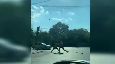 VIDEO | Violență în trafic. Doi bărbați s-au luat la bătaie în mijlocul unei intersecții din cartierul Floreasca