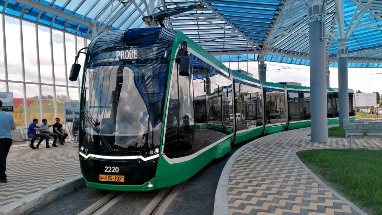 GALERIE FOTO | Cum arată noile tramvaie turcești care au apărut pe străzile din Iași. Costă 2,2 milioane de euro bucata
