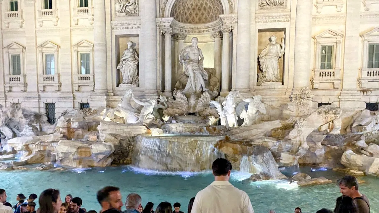 Ce a pățit un TURIST care a plonjat în Fontana di Trevi, celebrul obiectiv turistic din Italia