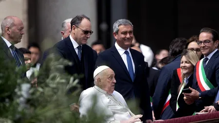 Papa Francisc, apariție scurtă în public după slujba din Duminica FLORIILOR. Cum arată suveranul pontif după ce a fost internat mai bine de o lună