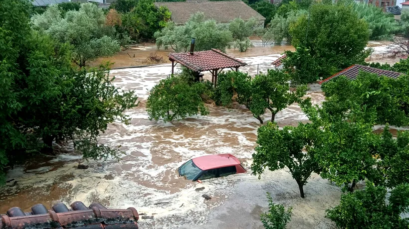 MAE: 100 de români, blocați pe un feribot din cauza inundațiilor din Grecia / O familie, afectată de vremea extremă, în Bulgaria