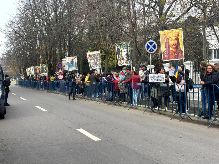 Călin Georgescu, așteptat de zeci de susținători la sediul Poliției din Buftea