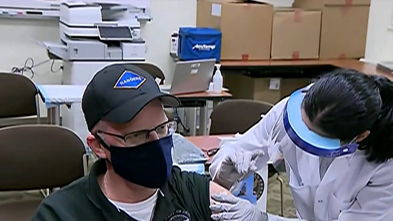 Șeful Pentagonului, printre primii americani vaccinați împotriva Covid-19! Ce reacție a avut șeful celei mai temute armate din lume (VIDEO)