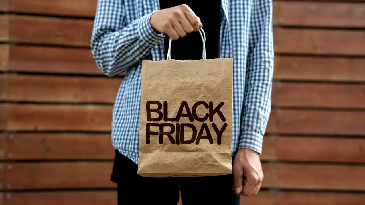 Începe mania Black Friday 2025. Românii sunt gata să vâneze reducerile
