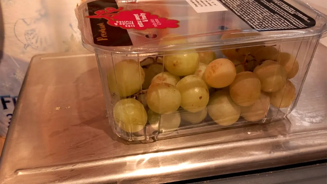 Nereguli descoperite în magazinele LIDL! Câte grame are, de fapt, o caserolă cu 400g de struguri